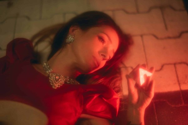 Comment choisir des colliers longs pour mettre en valeur une silhouette élancée?